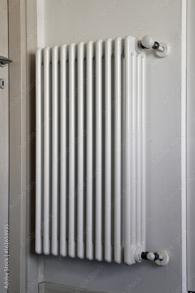 Radiador de calefacción de una casa. Stock Photo | Adobe Stock