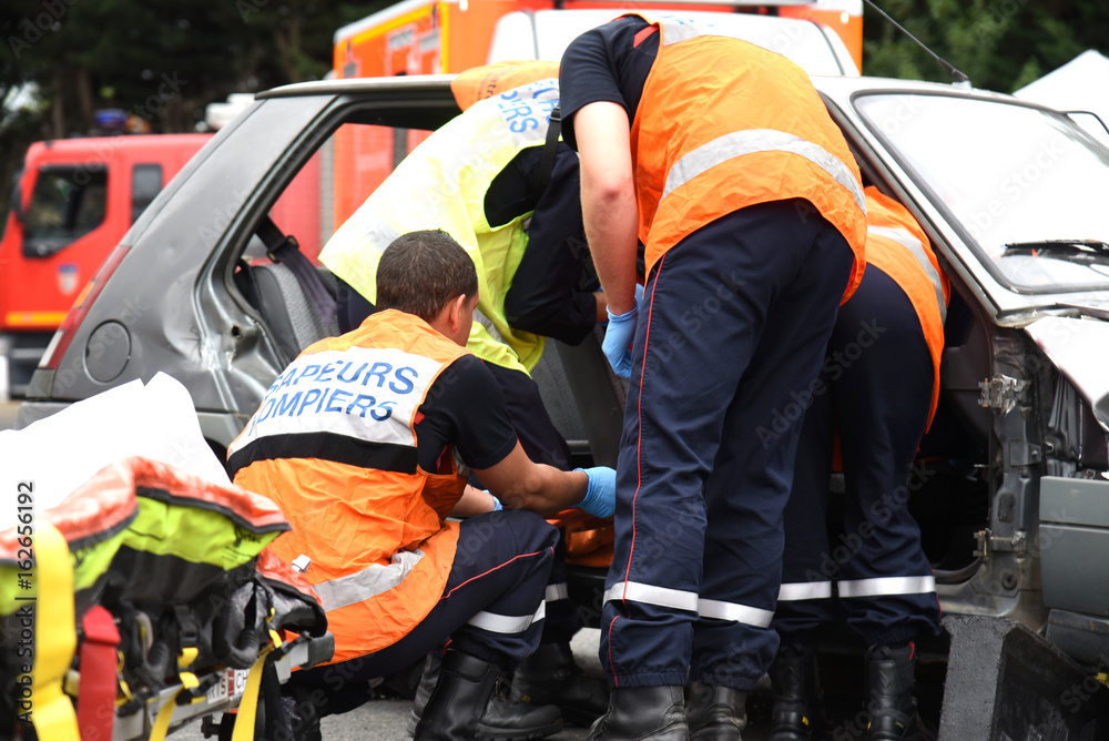 pompiers secourant des victimes d'un accident de voiture pompiers secourant des victimes d'un accident de voiture