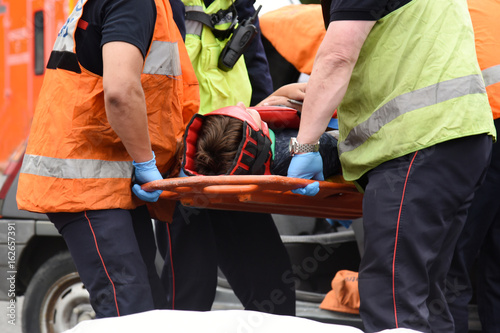 pompiers secourant des victimes d'un accident de voiture photo