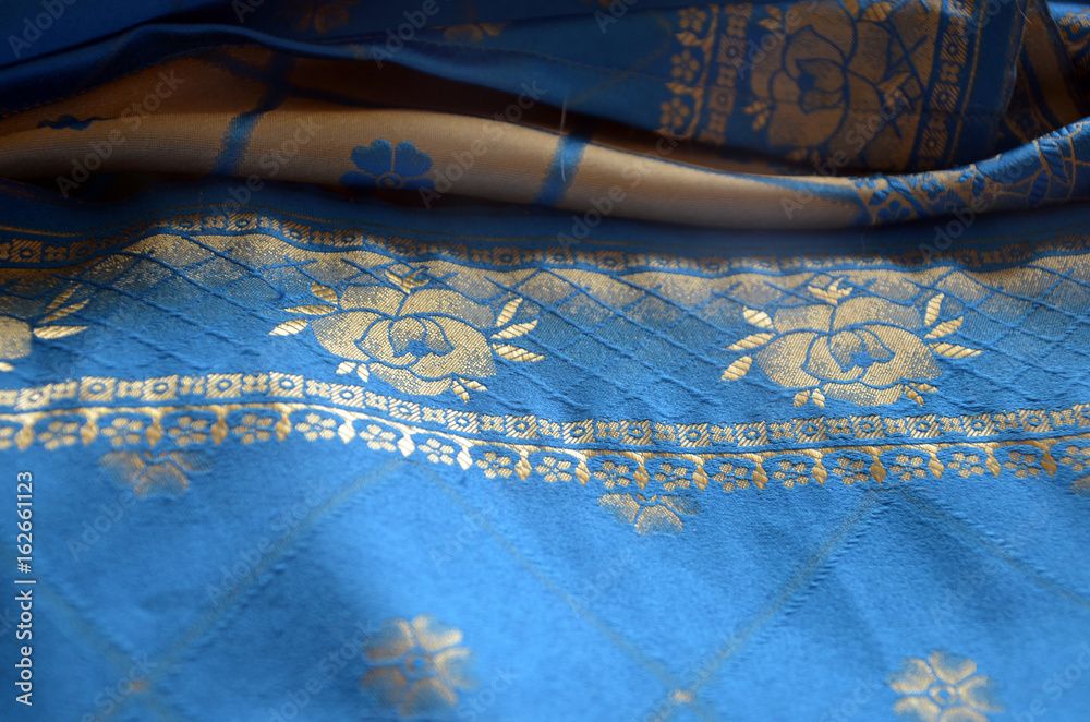 Robe sri lankaise en soie bleue et or réalisée sur mesure Robe sri lankaise en soie bleue et or réalisée sur mesure