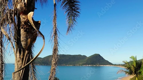 Praia e ilha.