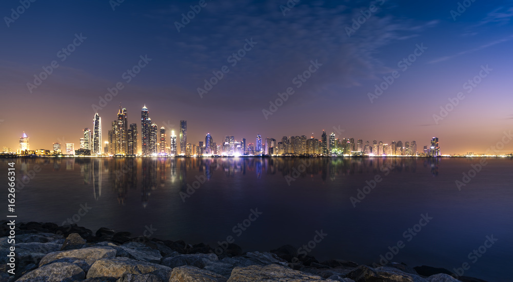 Fototapeta premium Dubai marina during twilight