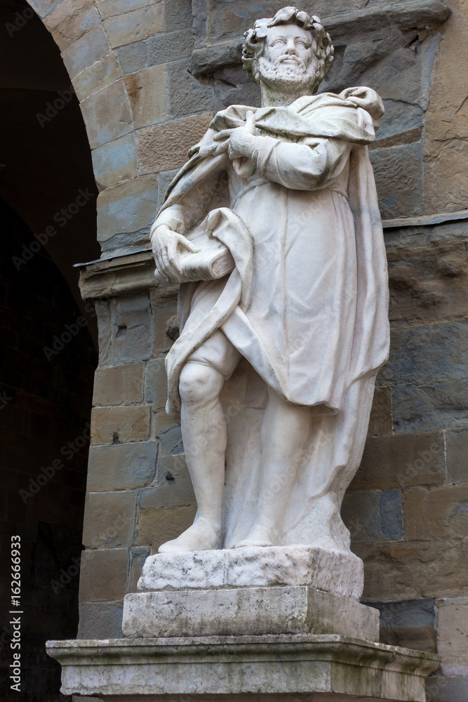 BERGAMO, LOMBARDY/ITALY - JUNE 26 : Statue in Piazza Vecchia Bergamo on June 26, 2017