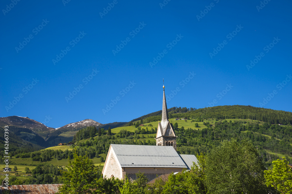 Niedernsill/village autrichien avec église Niedernsill/village autrichien avec église
