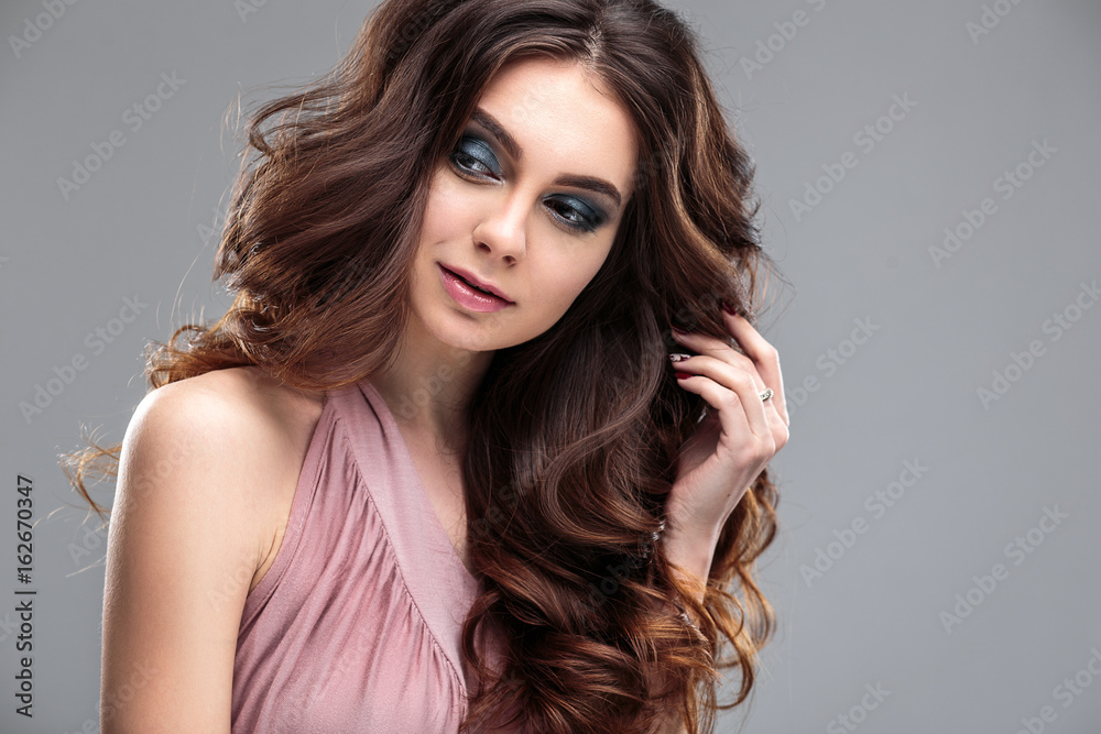 Naklejka premium closeup beauty portrait of young woman with natural makeup and hairstyle. spa and care.