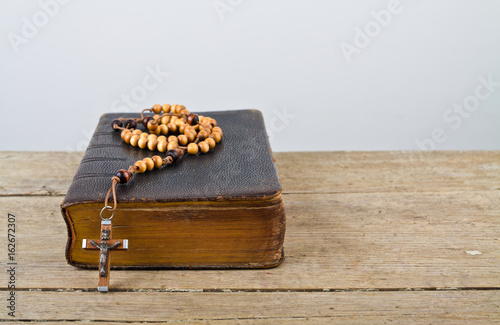 Obraz na płótnie Rosary beads and breviary