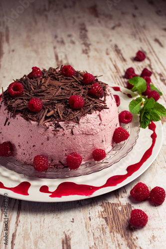 Himbeerschokoladentorte auf Kuchenplatte