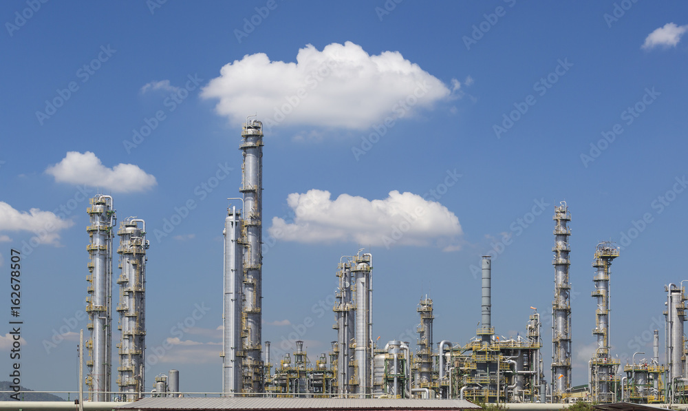 Fototapeta premium Oil refinery tower