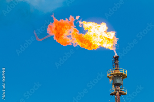 Canvas-taulu Burning oil and gas from flare structure