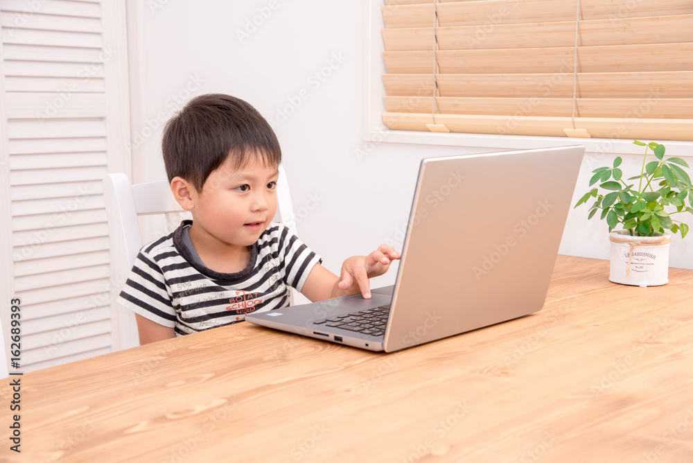 パソコンと男の子 パソコンと男の子