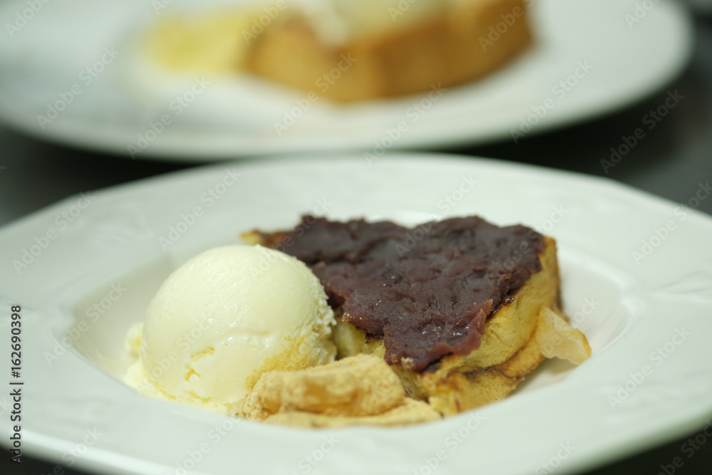 Ice cream vanilla and bean paste,topping mochi Ice cream vanilla and bean paste,topping mochi