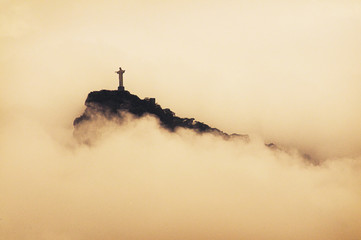Wandcirkels Rio de Janeiro Christus Verlosser standbeeld in mist  © Jorge