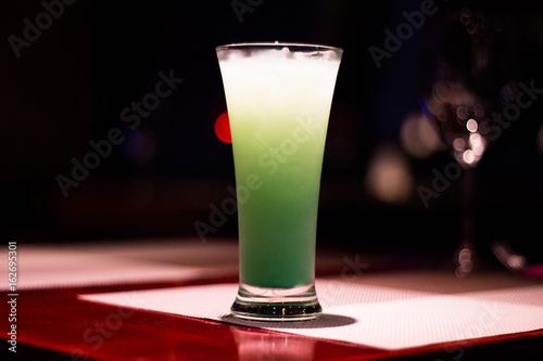 Tableau sur toile cocktail vert