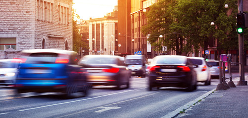 Fotobehang Snelle auto Stadsverkeer in zomerse schemering  © candy1812