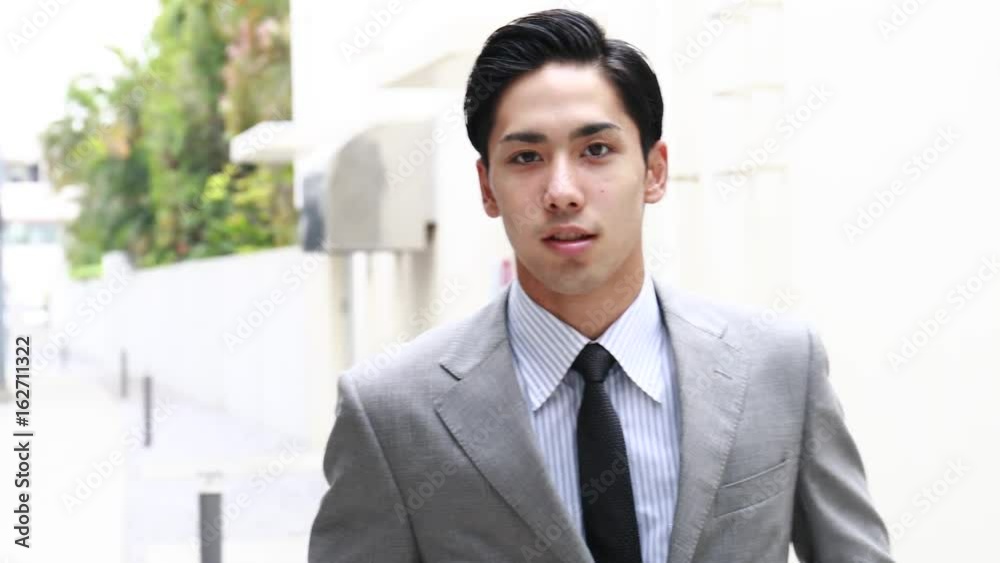 笑顔のビジネスマン
