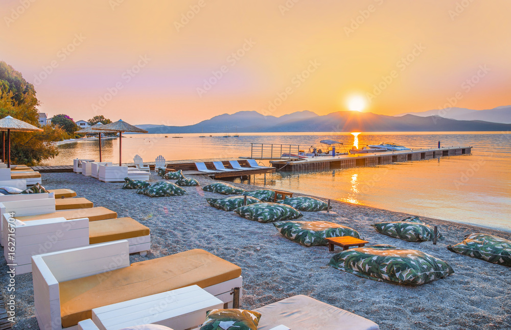 Obraz premium Beautiful sunrise over Nikiana beach in Lefkada island in summer season, Greece