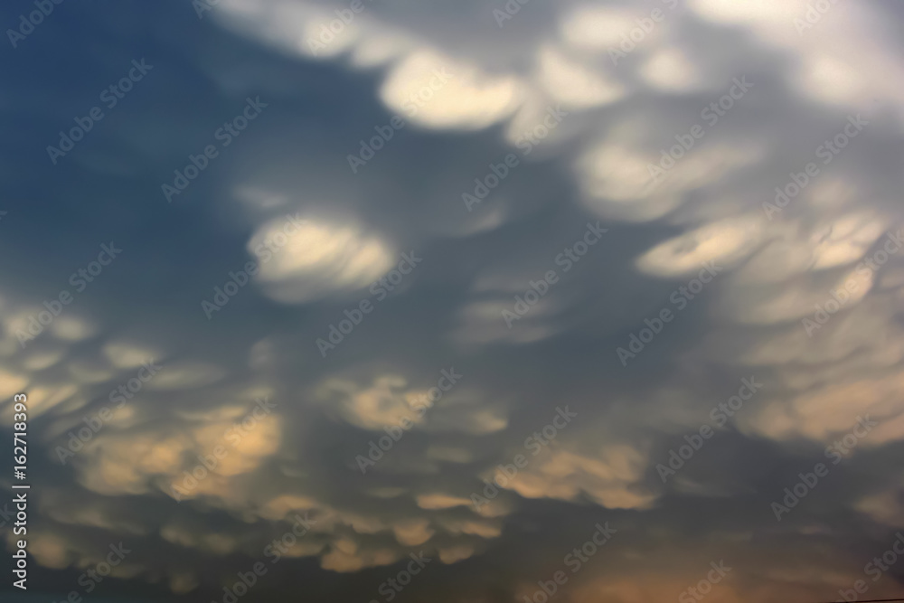 Obraz premium Wavy hilly dark clouds on the sky, kind undulatus asperatus