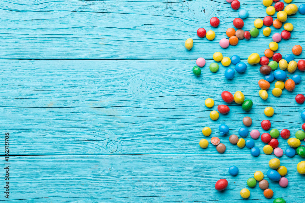Obraz premium Multicolored candy on wooden table