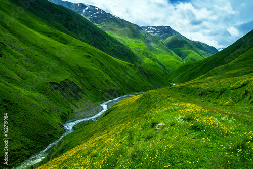 Obraz na płótnie Green caucassian valley looks like Alps w salonie