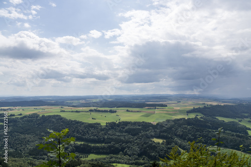 Panoramablick über eine hügelige Landschaft