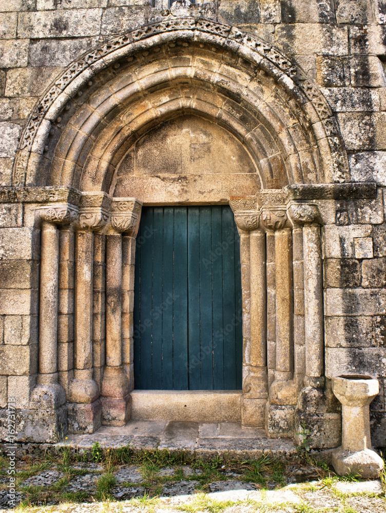 Portal principal da igreja romãnica de Boelhe