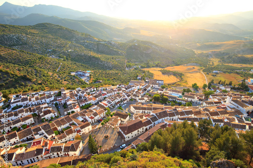 Zahara de la Sierra, village blanc d'Andalousie photo