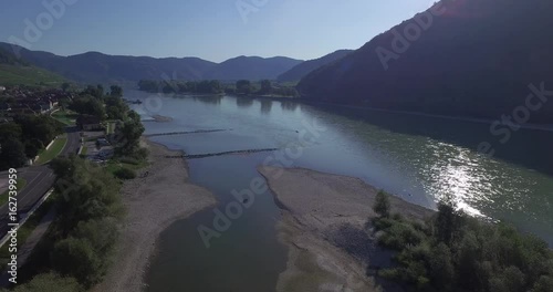 Luftfilm Wachau Donau Austria. Die Kamera fliegt über dem Flußbett. 02