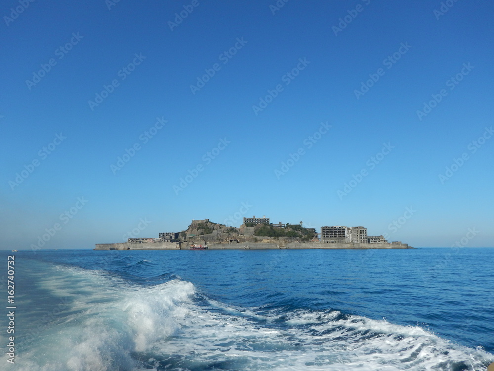 海に浮かぶ軍艦島