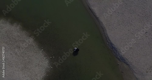 Luftfilm. Pianist ist mit dem Klavier im Wasser. Die Kamera steigt auf 150 meter in die Luft. Wachau Donau Österreich. Vogelperspektive.