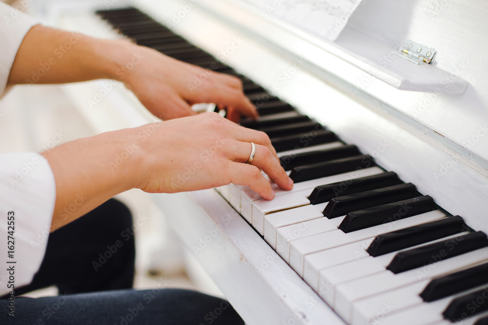 Obraz premium Man playing the piano