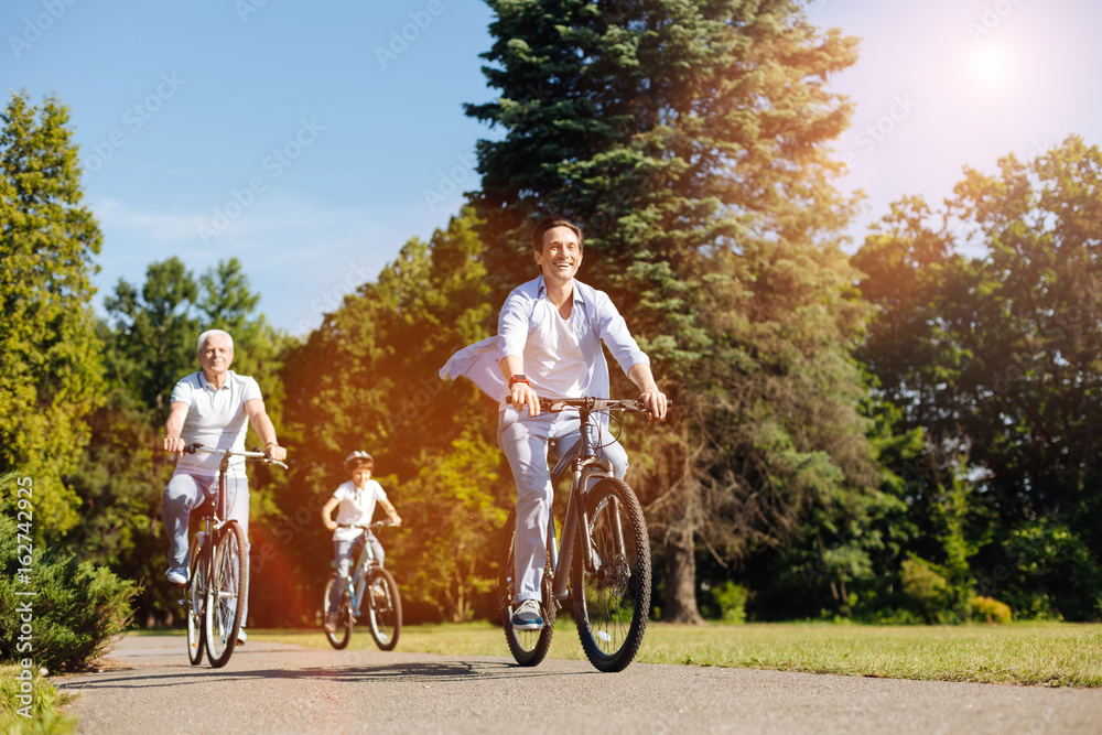 Obraz premium Cheerful wonderful family members feeling great together