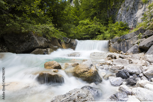 Wasserfall in der Wolfsklamm bei Stans in Tirol, Österreich