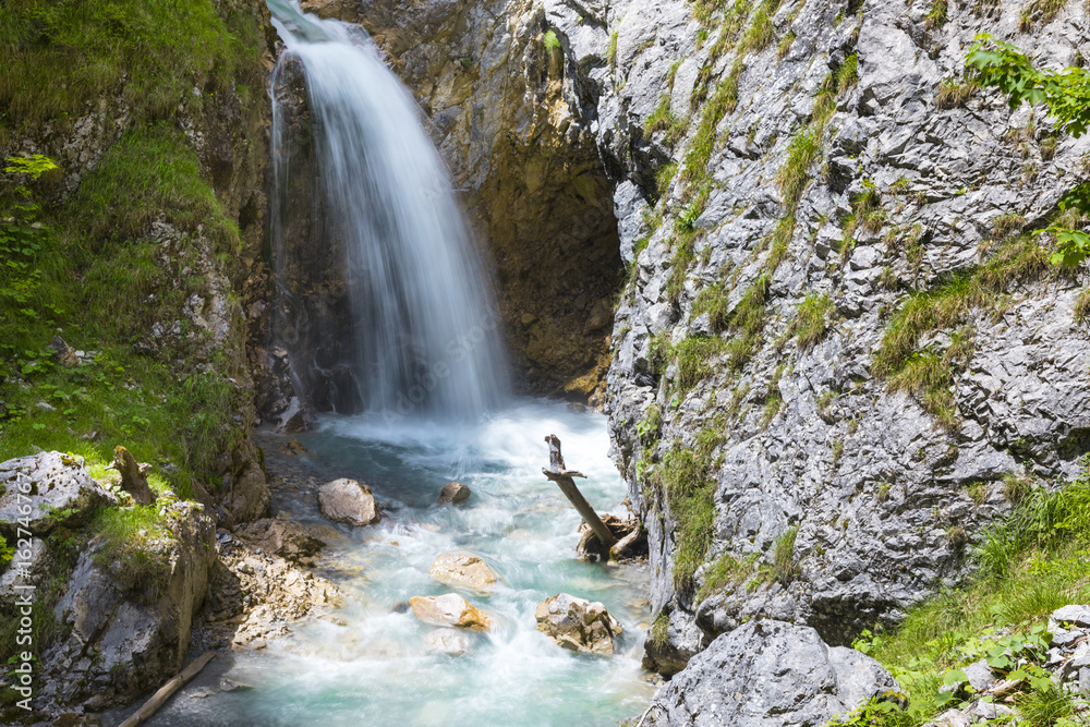 Fototapeta premium Wasserfall in der Wolfsklamm bei Stans in Tirol, Österreich