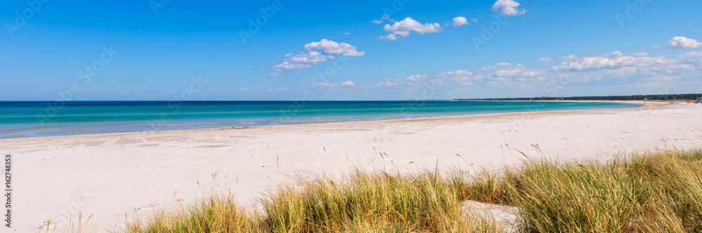 Ostseeküste mit türkisfarbenen Meer und Dünengräsern