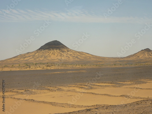 サハラ砂漠の黒砂漠