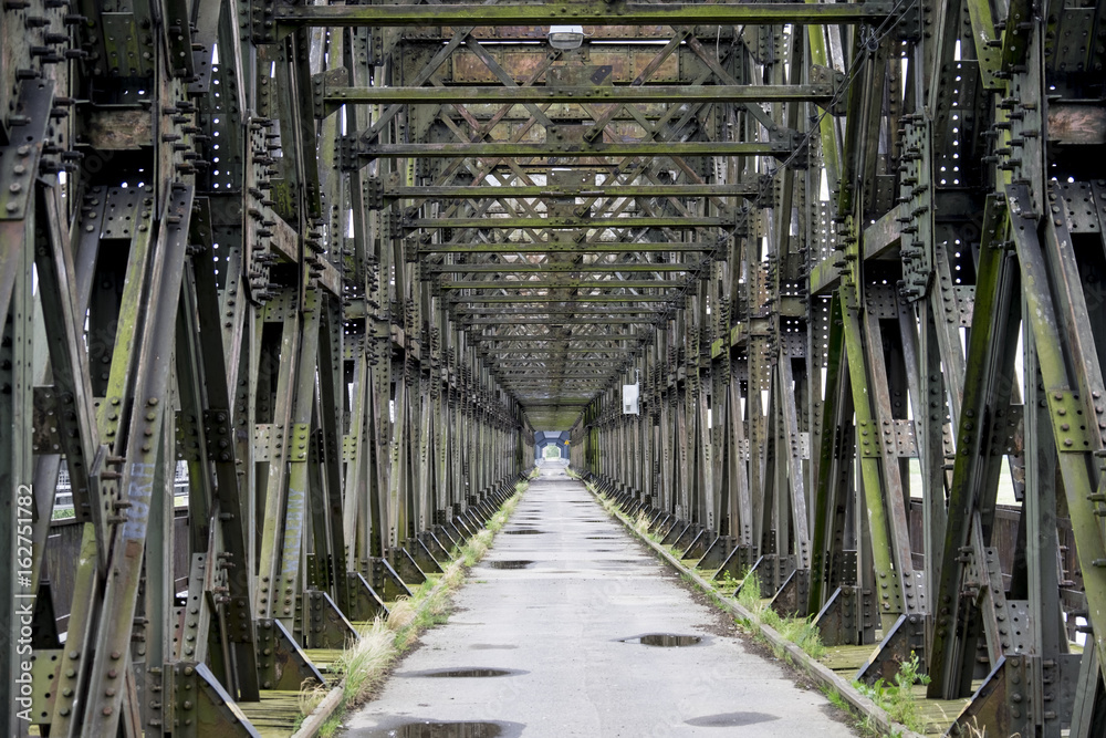 najdłuższy most w europie, kolejowo-drogowy z 1851 roku