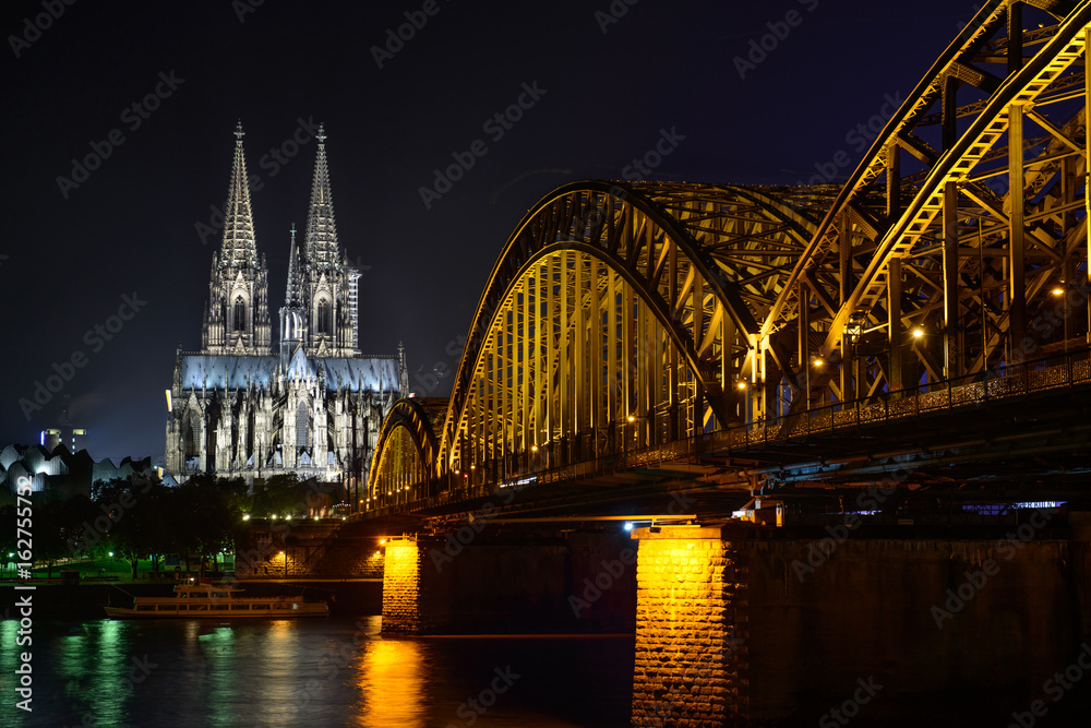Fototapeta premium Night view over the Rhine river on the Dom church in Koln, Germany