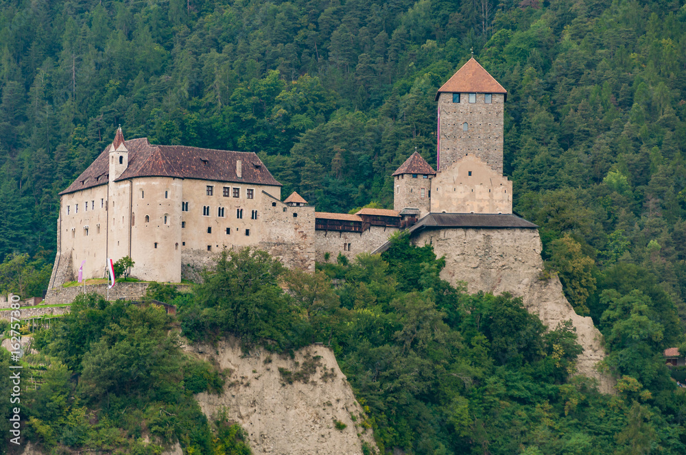 Südtiroler Schloss im Waldgebiet