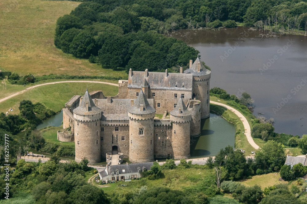 vue-a-rienne-du-chateau-de-suscinio-en-france-stock-photo-adobe-stock