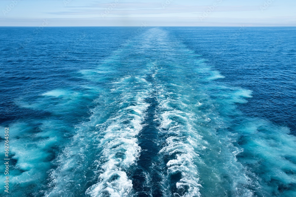 Wunschmotiv: Kielwasser hinter einem Schiff auf dem Europäischen Nordmeer #162764502