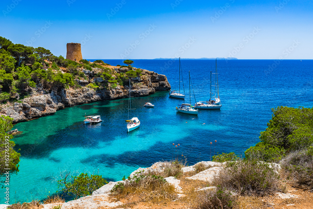 Boote in der Bucht von Cala Pi, Mallorca Spanien, Mittelmeer Insel