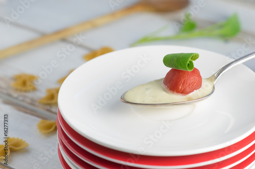 Gorgonzola Sauce mit Tomate und Salbei