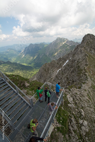 bergtouristen auf dem nebelhorn