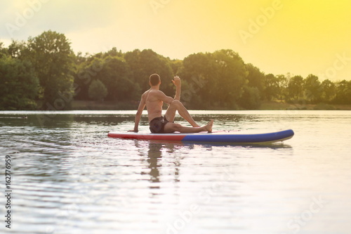 Drehsitz Yoga auf SUP Stand Up Paddling Board © RioPatuca Images