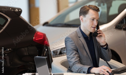 Canvas Print Businessman talking on landline phone in showroom