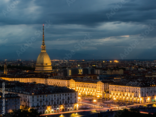 Fotografie Torino di notte con la mole antonelliana e piazza vittorio