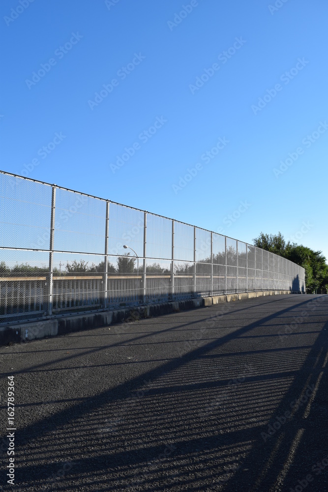 遊歩道の金網フェンス、高速道路への物投げ込み防止用