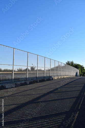 遊歩道の金網フェンス、高速道路への物投げ込み防止用