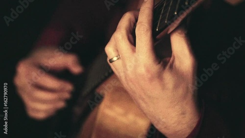 Jazz Gitarrist 05 closeup 16mm Filmgrain Scorsese Cinemalook
