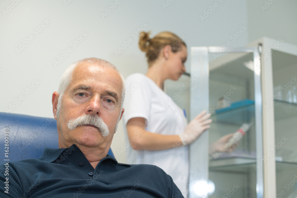 Obraz premium nurse with elderly patient